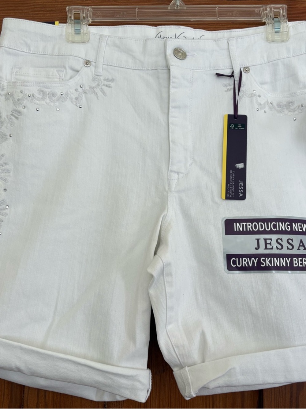 NWT Gloria Vanderbilt White Curvy Slimming Bermuda Shorts Embroidered Studded 14